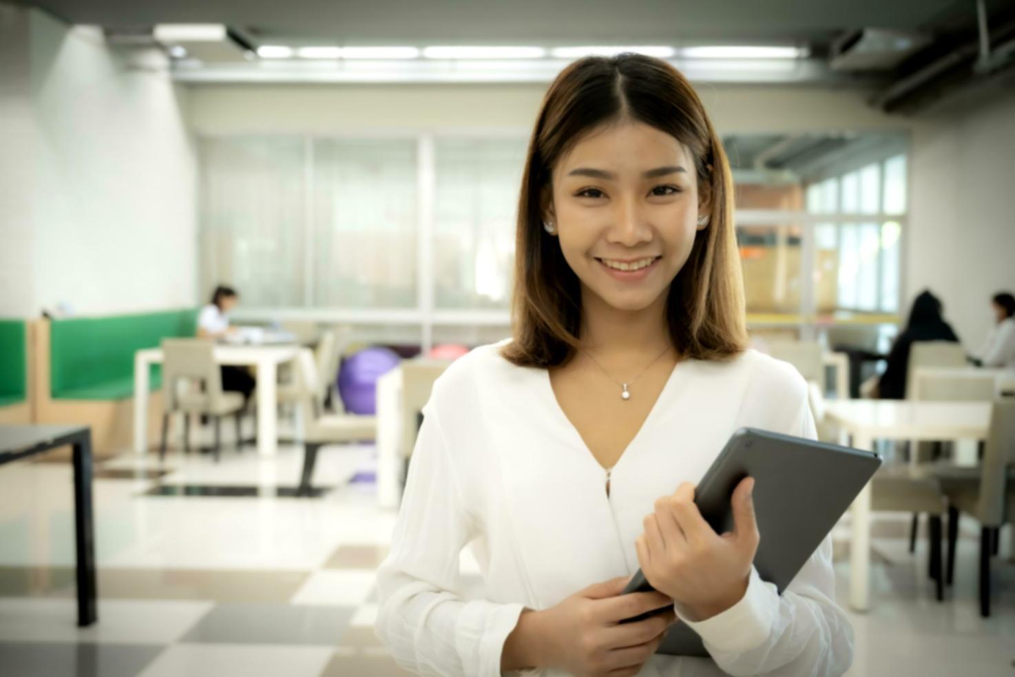 Profesionales analizando datos financieros y creando sistemas de categorización personalizados