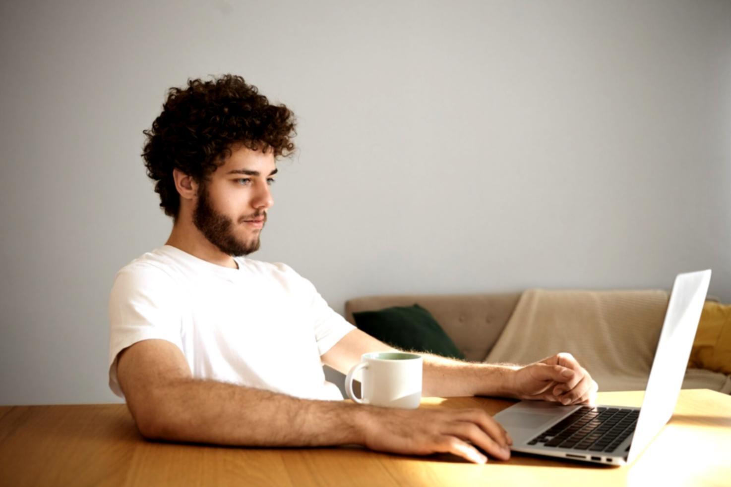 Sesión de trabajo grupal sobre gestión financiera